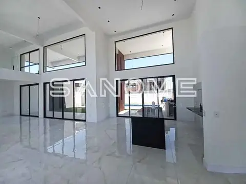 Sala ampla com piso de mármore e vidraças