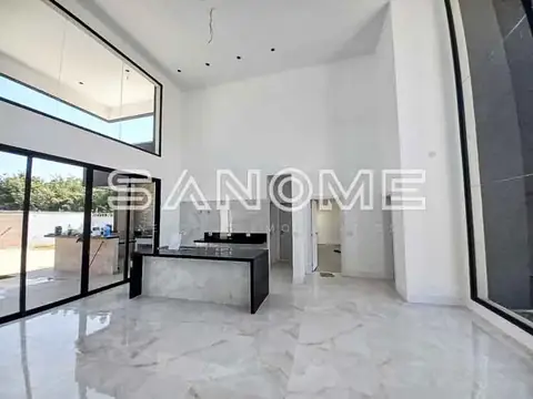 Cozinha aberta com bancada e piso em mármore