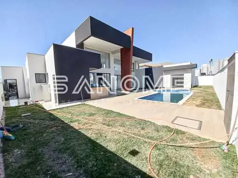 Casa moderna com piscina e área externa