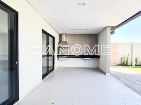 Área externa com cozinha integrada e piso em porcelanato