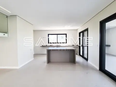 Cozinha integrada com bancada e portas de vidro