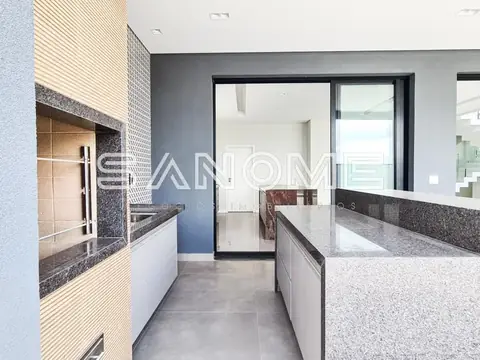 Cozinha planejada com bancada e porta de vidro
