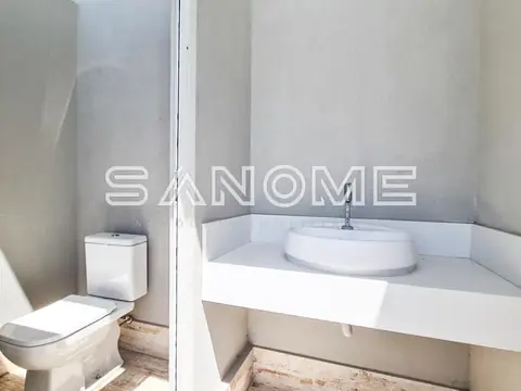 Banheiro com vaso sanitário e pia de porcelana branca