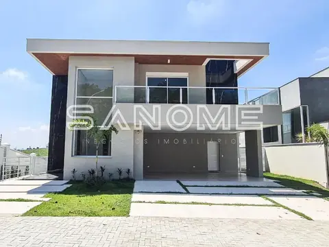 Casa moderna com garagem e fachada clara