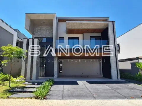 Fachada de casa moderna com garagem e pátio