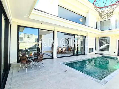 Área externa com piscina e porta de vidro