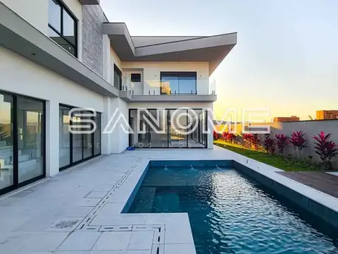 Área externa com piscina e fachada da casa
