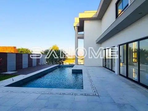 Área externa com piscina e piso em ardósia