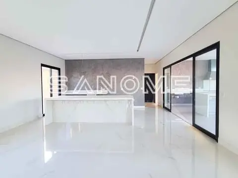Sala ampla com piso claro e portas de vidro