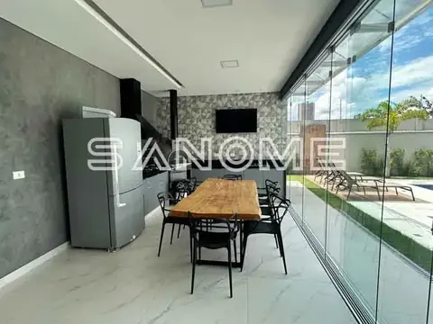 Cozinha integrada com área de refeições e varanda