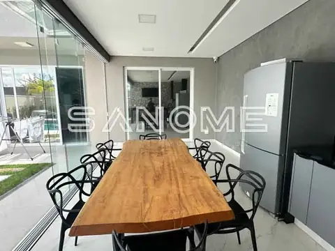 Sala de jantar com mesa de madeira e cadeiras