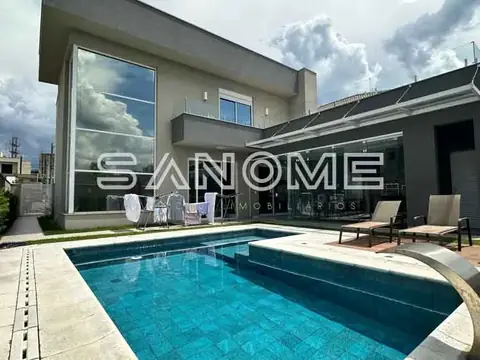 Área externa com piscina e espreguiçadeiras