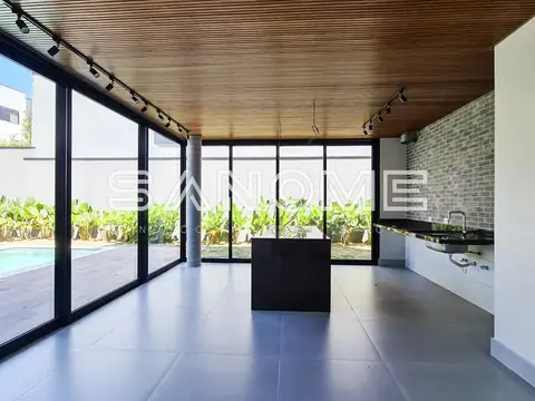 Cozinha moderna com iluminação natural e bancada preta