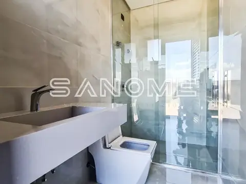 Banheiro com pia flutuante e box de vidro