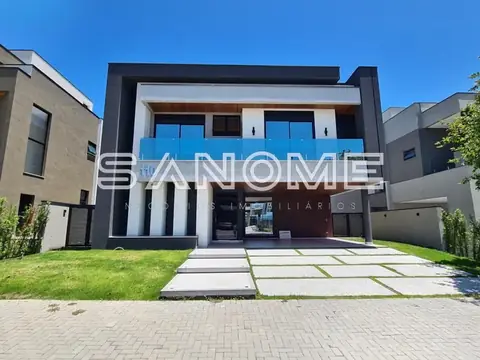 Fachada de casa com entrada e garagem