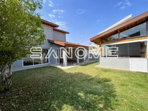 Casa moderna com área externa e gramado