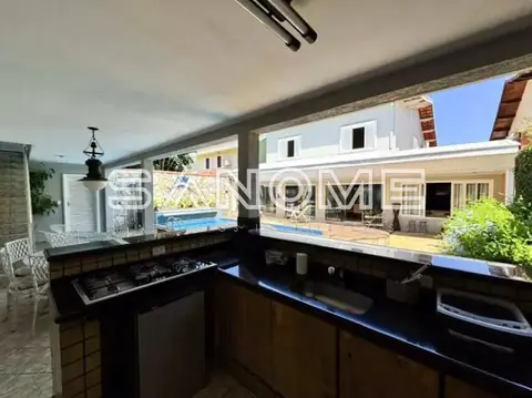 Cozinha com bancada preta e vista para pátio