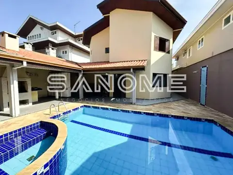 Área externa com piscina e casa ao fundo