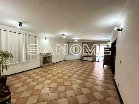 Sala ampla com piso em cerâmica e cortinas brancas