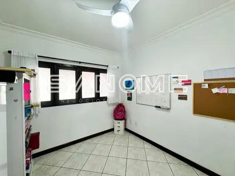 Cozinha ampla com azulejos e janela