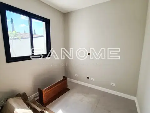Quarto vazio com janela e piso cerâmico