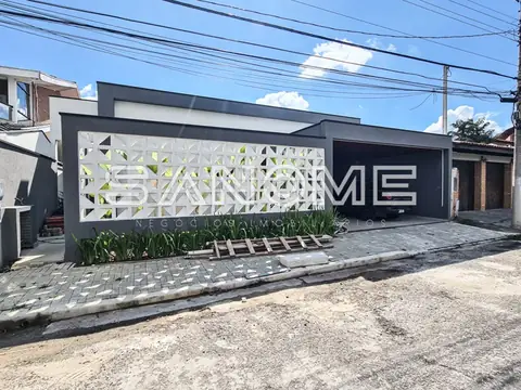 Fachada de casa com garagem e painel decorativo