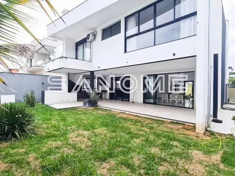 Fachada moderna com área externa e gramado