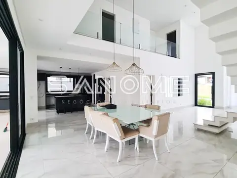 Sala de jantar com mesa de vidro e lustre