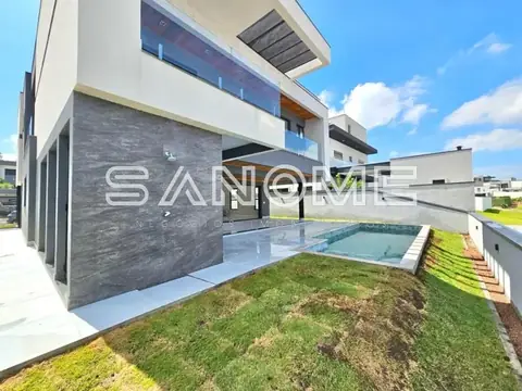 Casa moderna com piscina e área externa