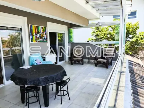 Varanda com mesa redonda e vista para área externa