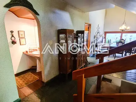 Sala com escada de madeira e móveis antigos