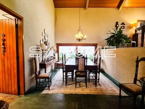 Sala de jantar com mesa e cadeiras de madeira