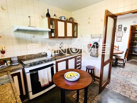 Cozinha com mesa redonda e armários em madeira