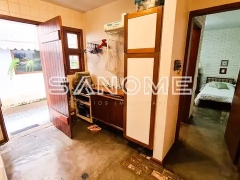 Interior de casa com sala e corredor de acesso