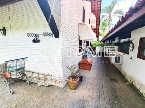 Área externa com piso de cerâmica e plantas