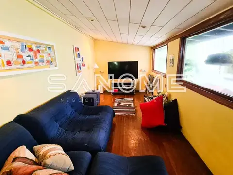 Sala de estar com sofá azul e TV integrada