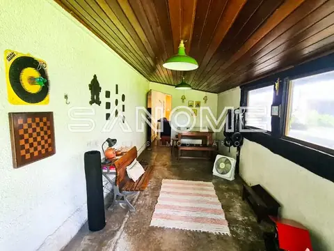 Garagem com piso de concreto e decorações na parede