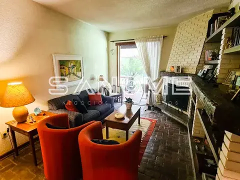 Sala de estar com poltronas vermelhas e lareira