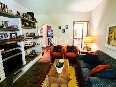 Sala de estar com sofá laranja e lareira