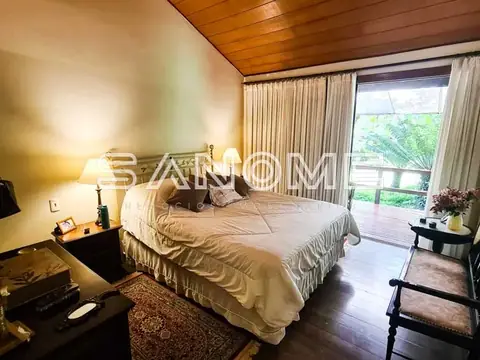 Quarto com cama de casal e varanda integrada