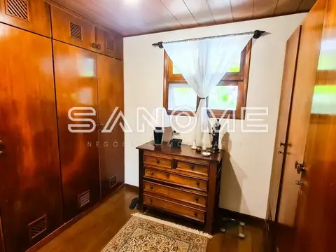 Closet com armários de madeira e penteadeira