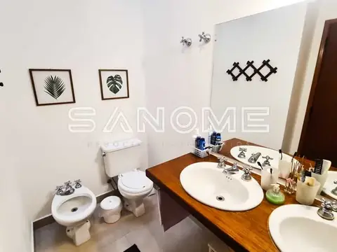 Banheiro com dois lavatórios e espelho