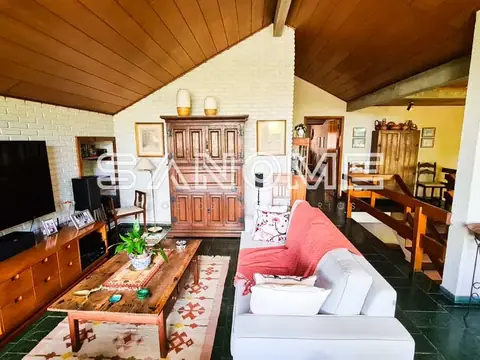 Sala de estar com sofá rosa e móveis de madeira