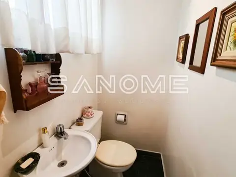 Banheiro com pia, vaso sanitário e espelho