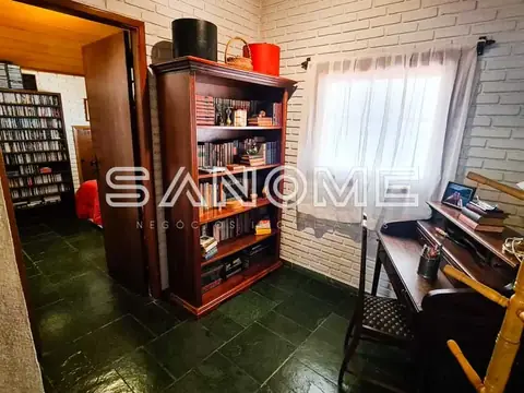 Sala com estante de madeira e escrivaninha