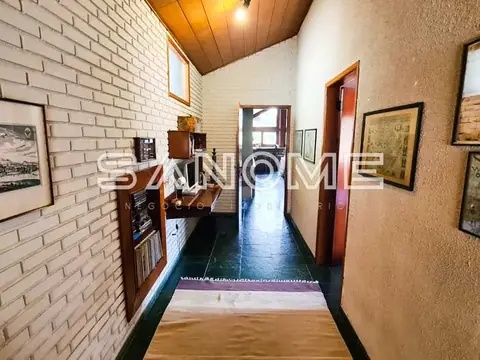 Corredor interno com portas e paredes de alvenaria