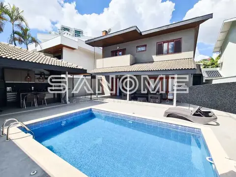 Área externa com piscina e área de lazer