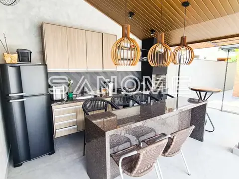 Cozinha aberta com bancada e área de refeições