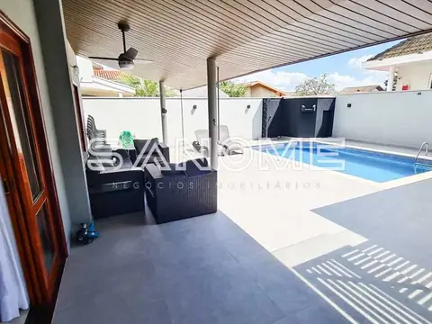 Área externa com piscina e varanda coberta