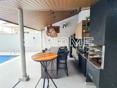Área de lazer com cozinha, churrasqueira e piscina
